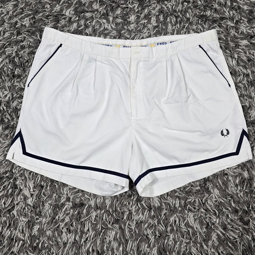 Fred Perry Mens White Navy Blue Trim Tennis Shorts Size 44 Retro Athletic Logo